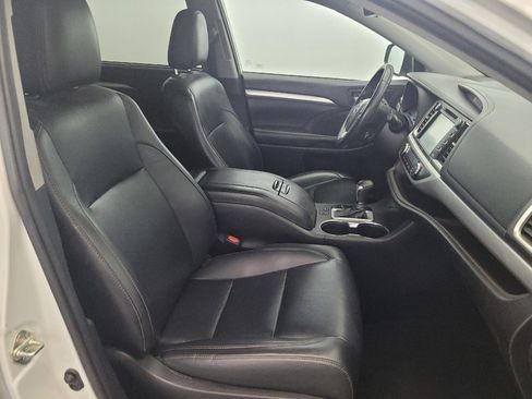 Used 2019 Toyota Highlander XLE AWD/4WD image 21
