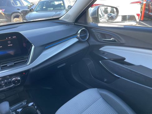 Used 2025 Chevrolet Trax LT image 34