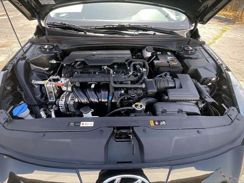 Used 2023 Hyundai Elantra SEL w/ Convenience Package FWD image 9