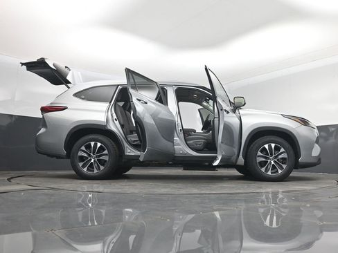 Used 2023 Toyota Highlander XLE FWD image 7