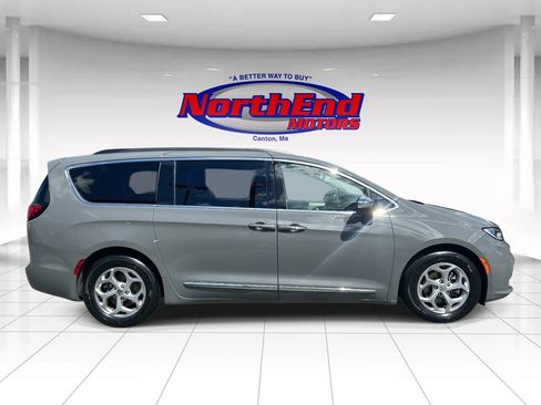 Used 2023 Chrysler Pacifica Limited FWD image 2