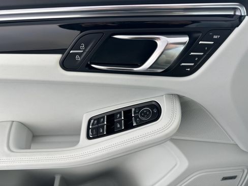Certified 2025 Porsche Macan AWD/4WD image 12
