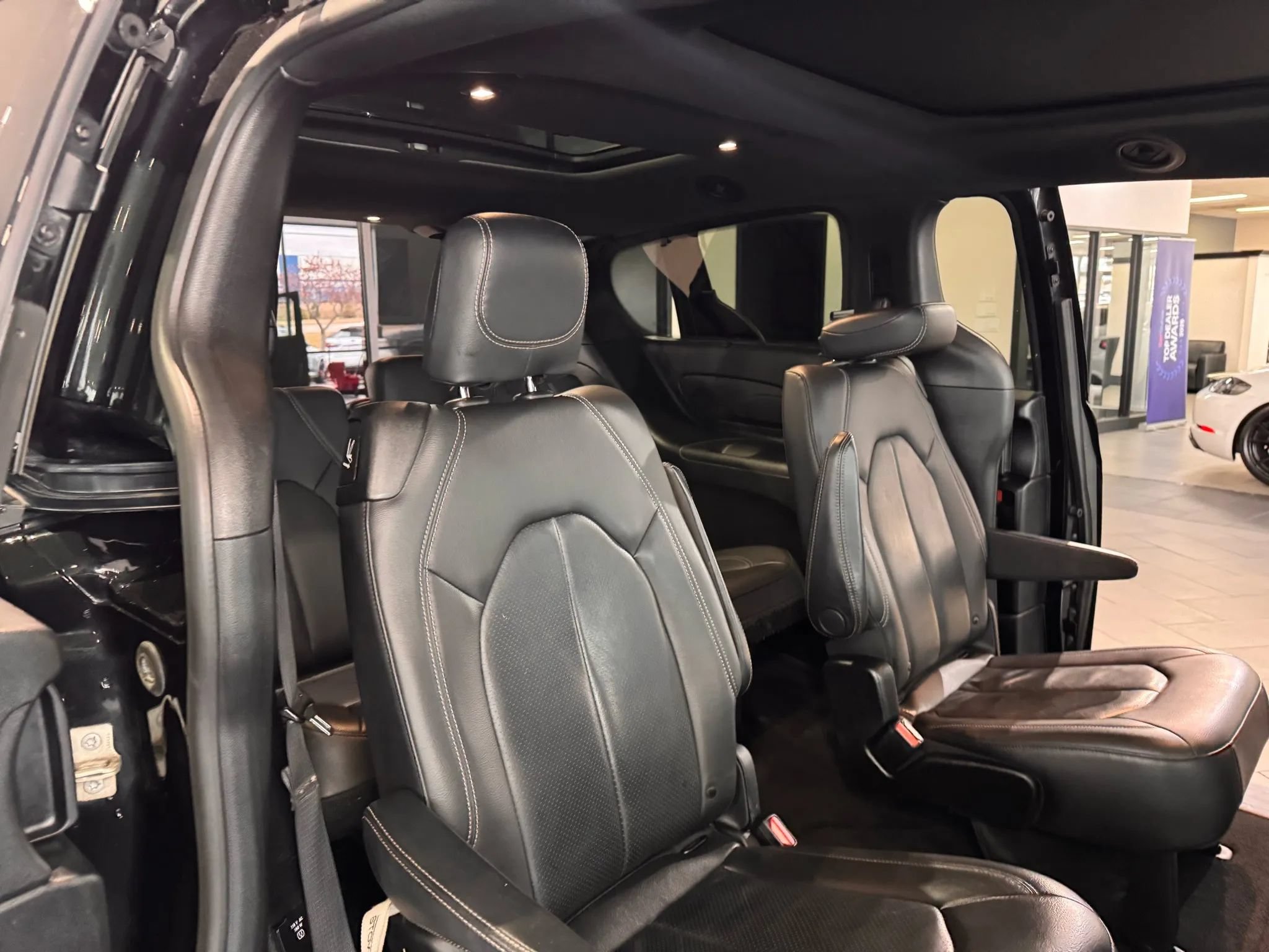 Used 2019 Chrysler Pacifica Touring-L Plus w/ Advanced Safetytec Group FWD image 17