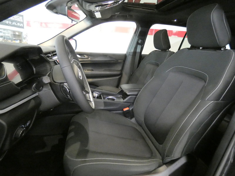 Used 2025 Jeep Grand Cherokee Laredo X AWD/4WD image 10