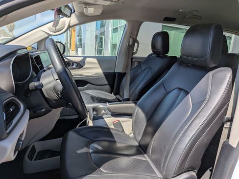 Used 2024 Chrysler Pacifica Select image 9
