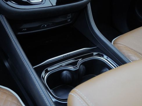 Used 2023 Chrysler Pacifica Pinnacle FWD image 30
