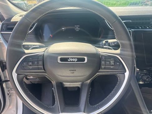 Used 2023 Jeep Grand Cherokee Laredo AWD/4WD image 29