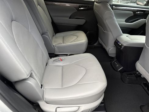 Used 2024 Toyota Highlander LE image 15