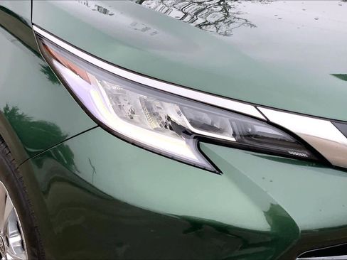 Used 2024 Toyota Sienna Limited image 25