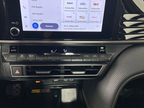 Used 2025 Toyota Camry SE image 13