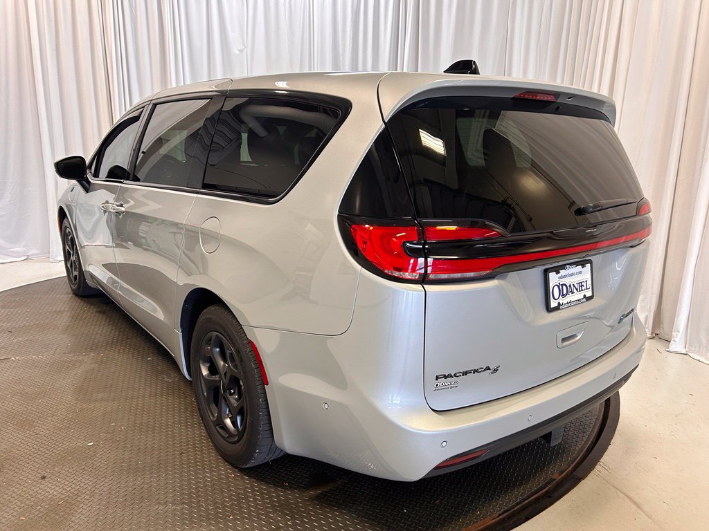 Used 2023 Chrysler Pacifica Touring-L w/ Uconnect Theater Family Group FWD image 3