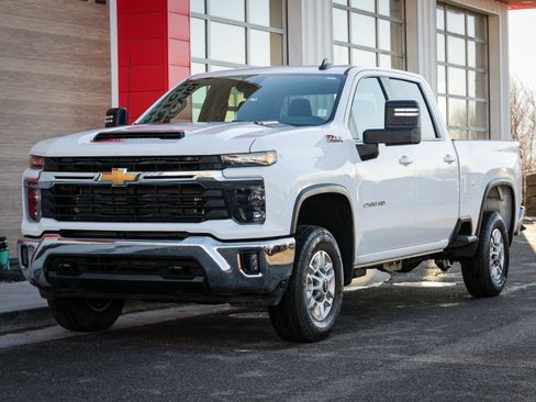 Used 2024 Chevrolet Silverado 2500 LT w/ Convenience Package image 8