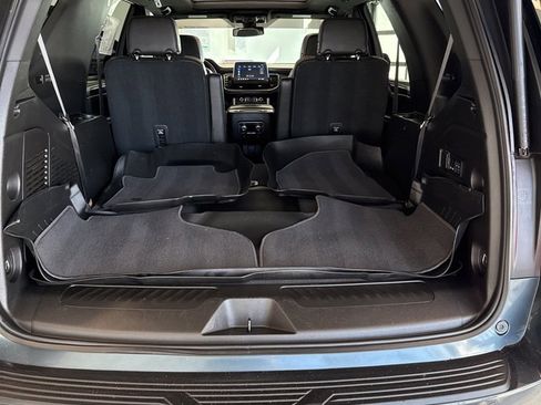 Used 2021 GMC Yukon SLT w/ SLT Premium Package image 16