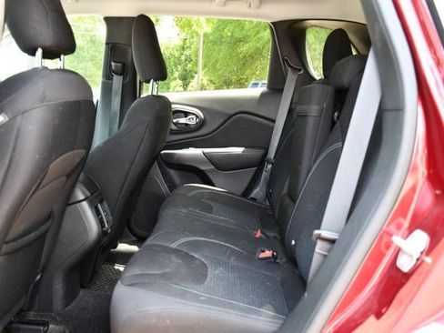 Used 2019 Jeep Cherokee Latitude w/ Cold Weather Group AWD/4WD image 14