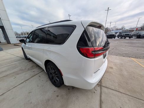 New 2026 Chrysler Pacifica Select w/ S Appearance Package image 7