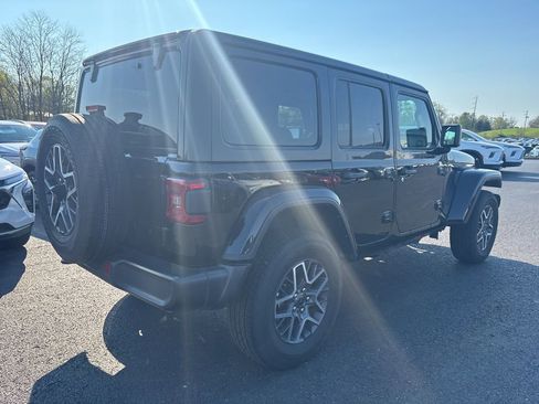 Used 2025 Jeep Wrangler Sahara image 3