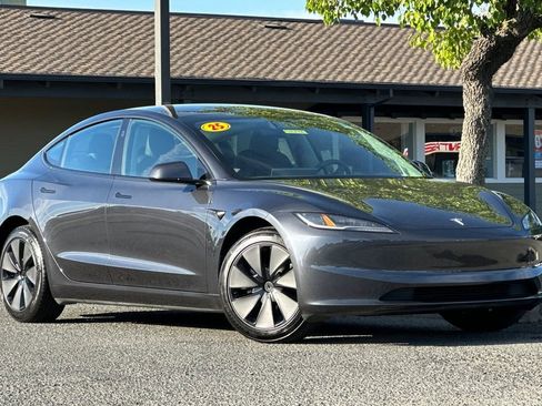 Used 2025 Tesla Model 3 image 2