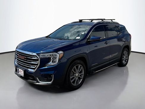 Used 2022 GMC Terrain SLT w/ LPO, 'HIT The Road' Package FWD image 3