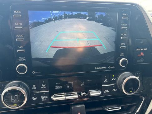 Used 2020 Toyota Highlander XLE FWD image 29