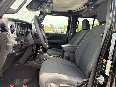 Used 2025 Jeep Wrangler Unlimited Sahara AWD/4WD image 14