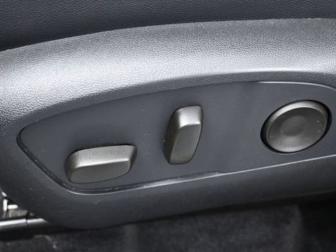 Used 2025 Chevrolet Traverse LT FWD image 12