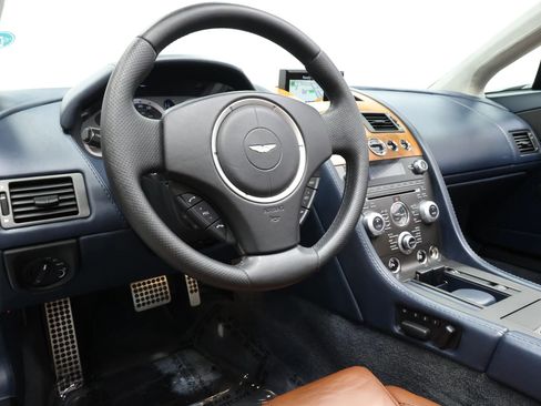 Used 2014 Aston Martin V8 Vantage Roadster image 2