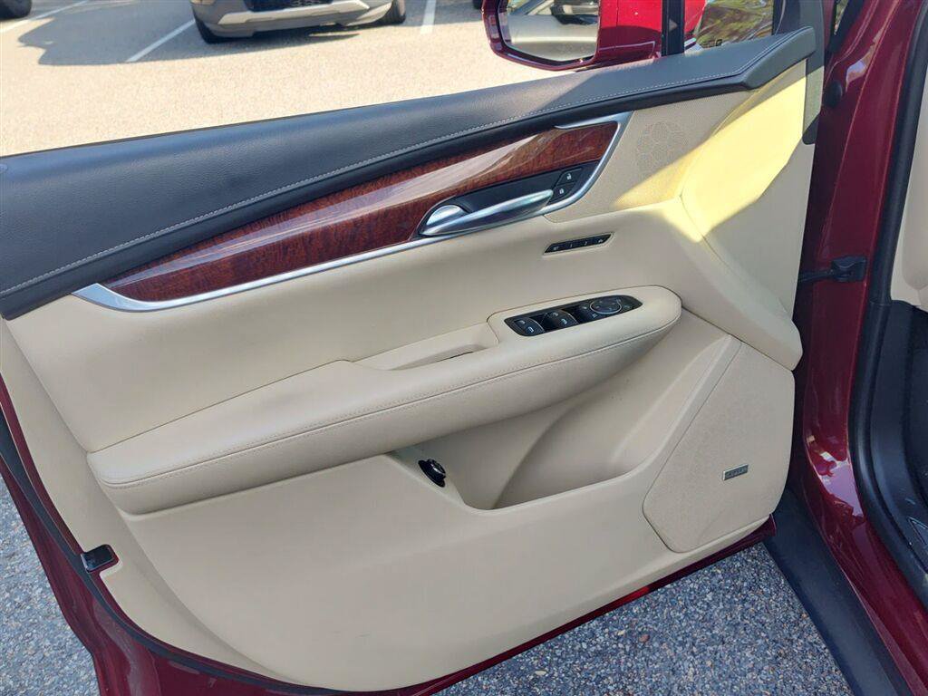 Used 2017 Cadillac XT5 Premium Luxury w/ LPO, Wheel Lock Package FWD image 8