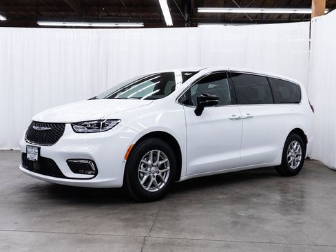 New 2026 Chrysler Pacifica Select FWD image 3