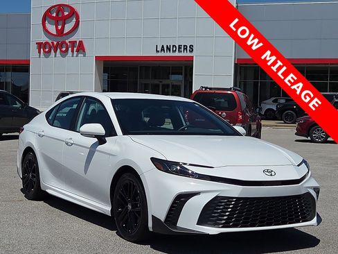 Used 2025 Toyota Camry SE FWD image 1