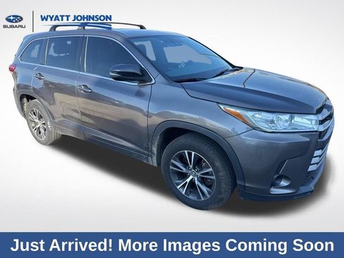 Used 2018 Toyota Highlander LE image 5