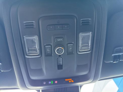 Used 2023 Chevrolet Suburban Premier image 31