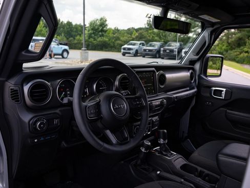 Used 2023 Jeep Wrangler Unlimited w/ Sun & Screen Package AWD/4WD image 13