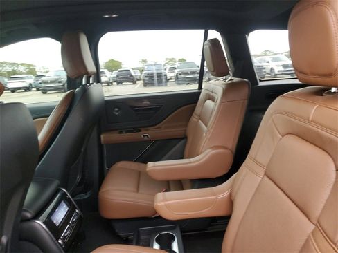 Certified 2023 Lincoln Aviator Reserve w/ Equipment Group 201A image 11