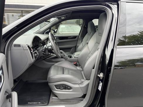 Used 2023 Porsche Cayenne w/ Premium Package AWD/4WD image 3