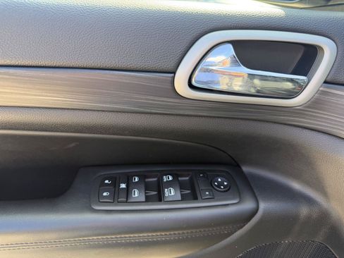 Used 2021 Jeep Grand Cherokee Laredo X AWD/4WD image 9