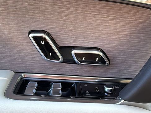 Certified 2025 Land Rover Range Rover Autobiography AWD/4WD image 18