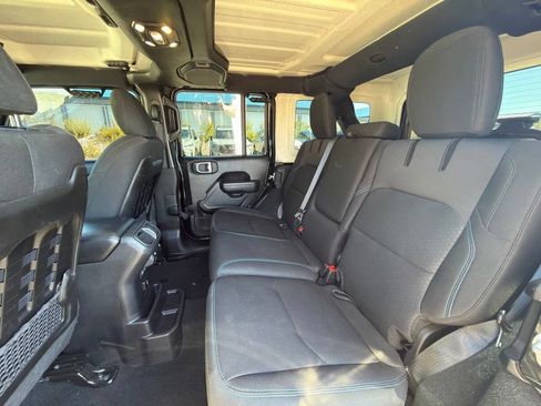 Used 2022 Jeep Wrangler Unlimited Rubicon 4xe w/ Cold Weather Group AWD/4WD image 15