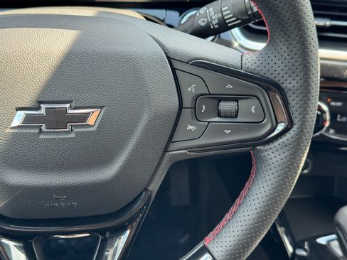 Used 2025 Chevrolet Trax RS FWD image 19