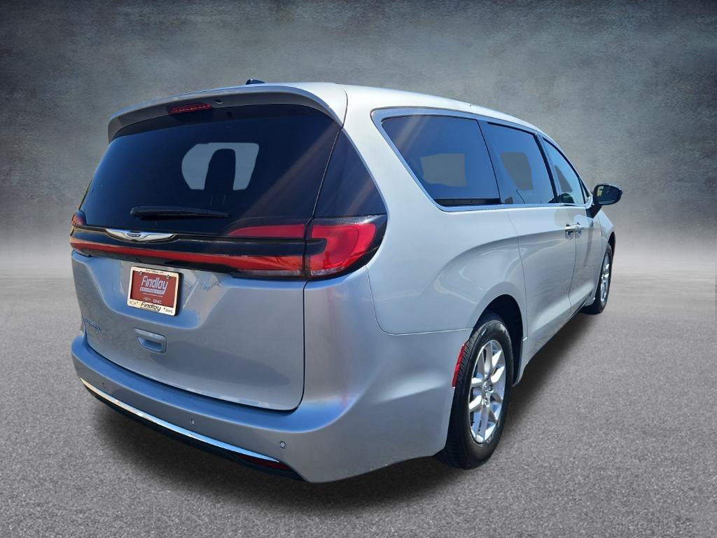 Used 2024 Chrysler Pacifica Touring-L FWD image 3