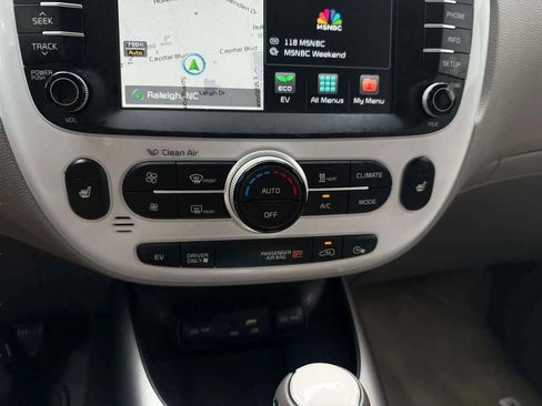 Used 2017 Kia Soul EV image 24