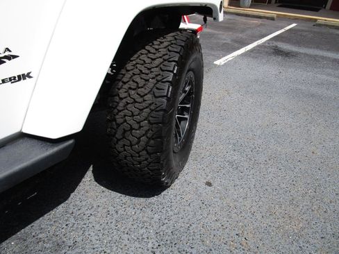 Used 2018 Jeep Wrangler Sahara w/ Dual Top Group AWD/4WD image 24