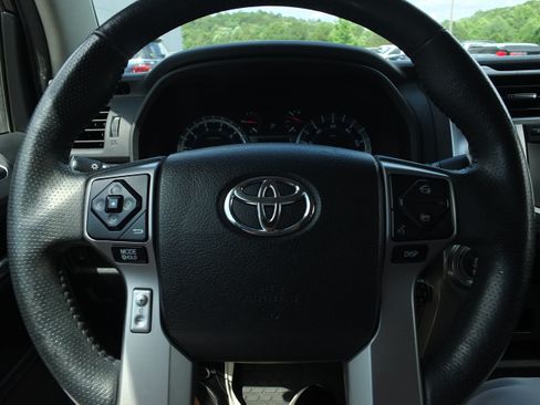 Used 2017 Toyota 4Runner SR5 AWD/4WD image 19