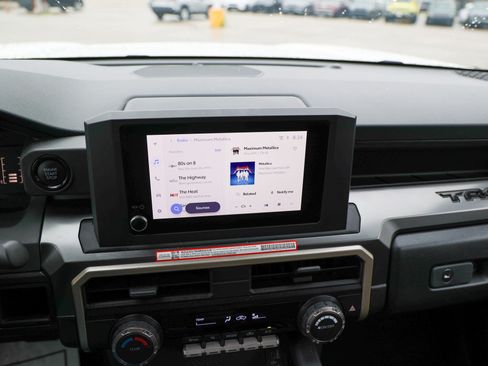 Certified 2025 Toyota Tacoma SR5 AWD/4WD image 22