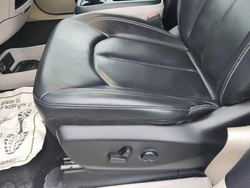 Used 2023 Chrysler Pacifica Touring-L image 10