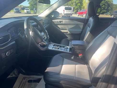 Used 2024 Ford Explorer XLT w/ Equipment Group 202A RWD image 9