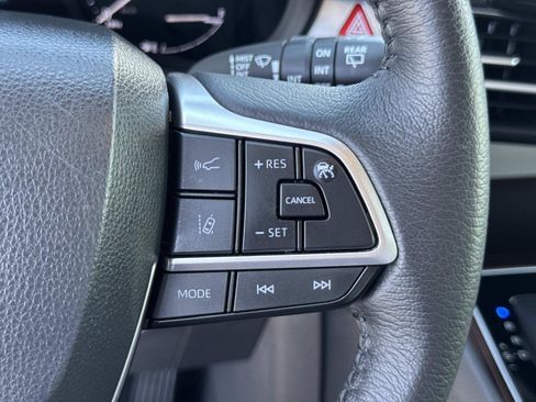 Used 2022 Toyota Sienna XLE FWD image 12