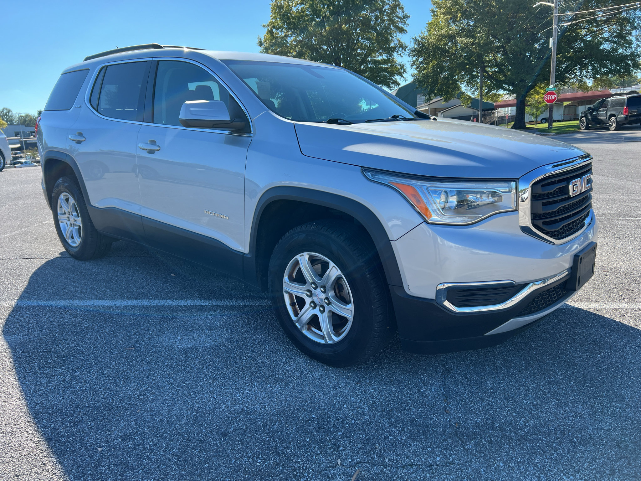 Used 2018 GMC Acadia SLE AWD/4WD image 1