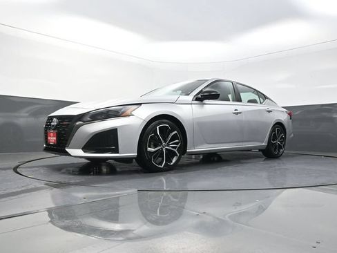 Used 2024 Nissan Altima 2.5 SR FWD image 33