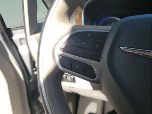 Used 2021 Chrysler Pacifica Limited AWD/4WD image 23
