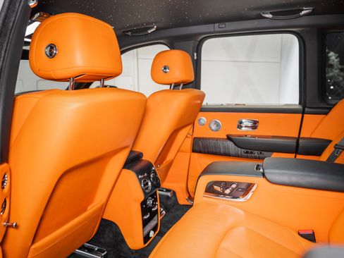 Used 2022 Rolls-Royce Cullinan w/ Dark Exterior Package image 21